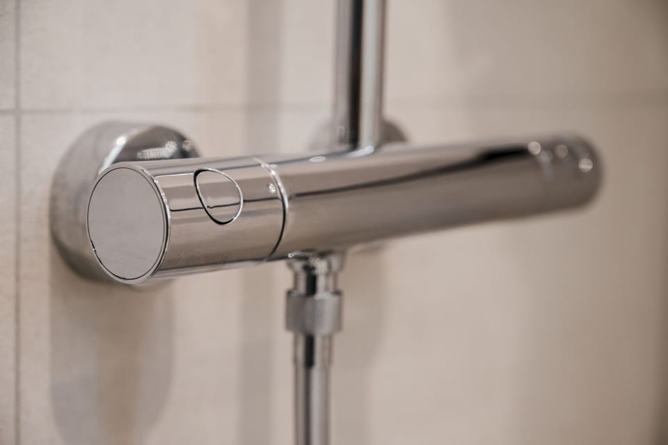 Shower, rainfall showerhead, free toiletries, hair dryer