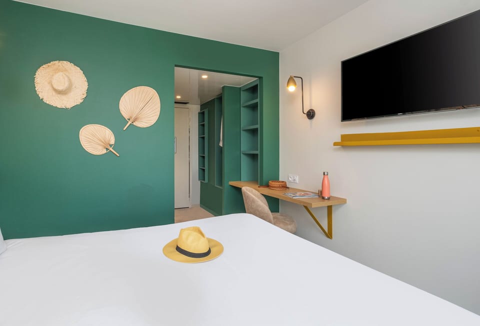 Comfort Room | Desk, laptop workspace, free WiFi, bed sheets
