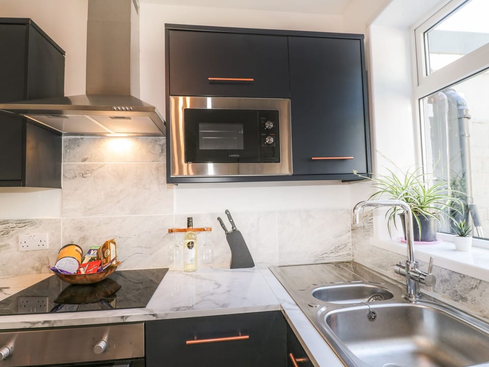 Cottage | Private kitchen | Dishwasher, cookware/dishes/utensils