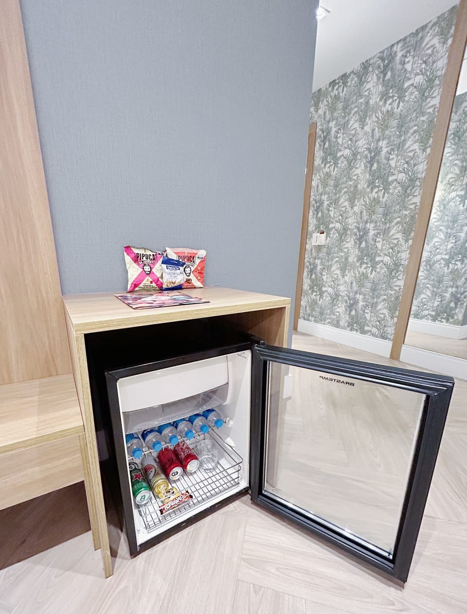 Deluxe Room, 2 Twin Beds | In-room dining