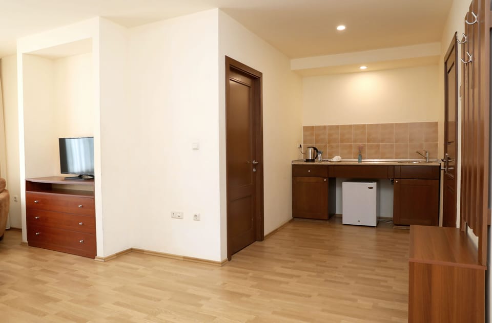 Family Room | Living area | 32-inch LCD TV with cable channels, TV