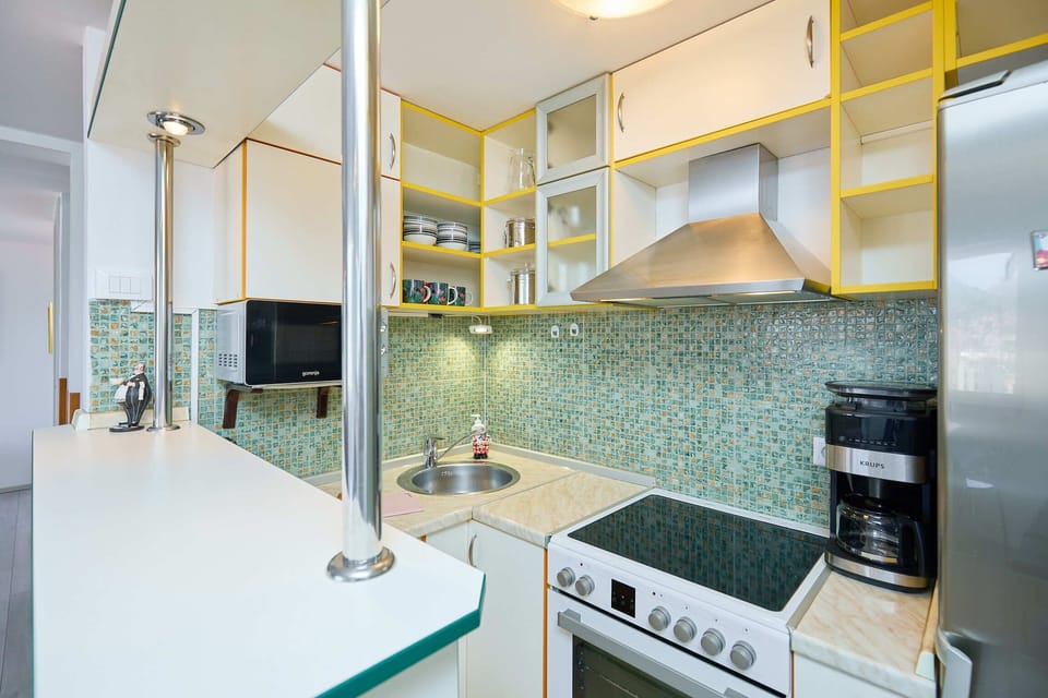 Apartment (3 Bedrooms) | Private kitchen | Fridge, microwave, oven, stovetop