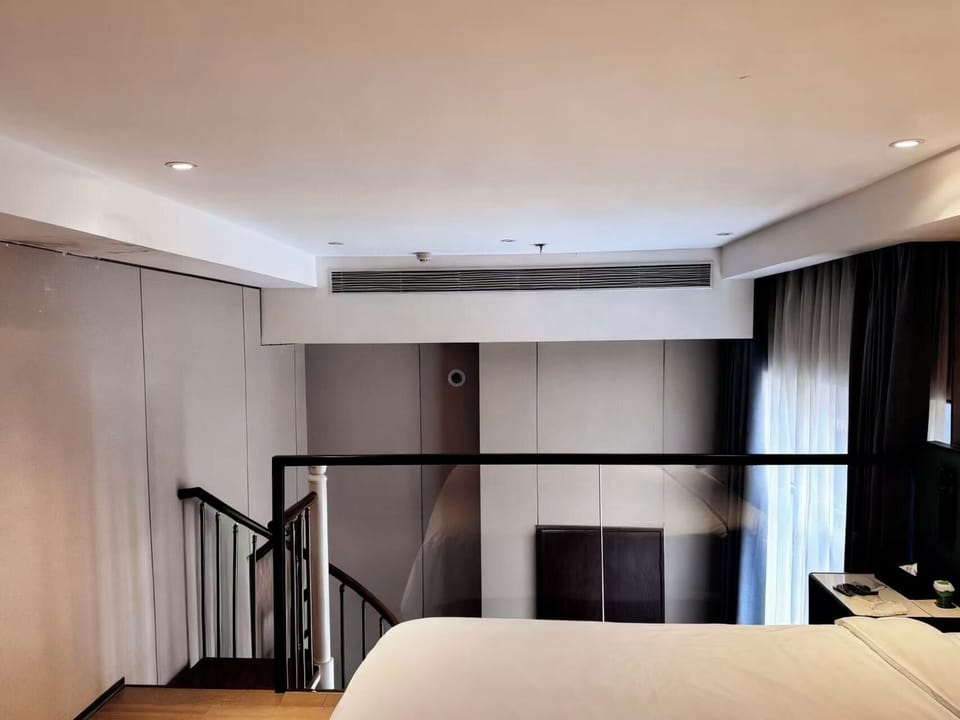 Business Loft, 1 Bedroom | Hypo-allergenic bedding, memory foam beds, desk, free WiFi