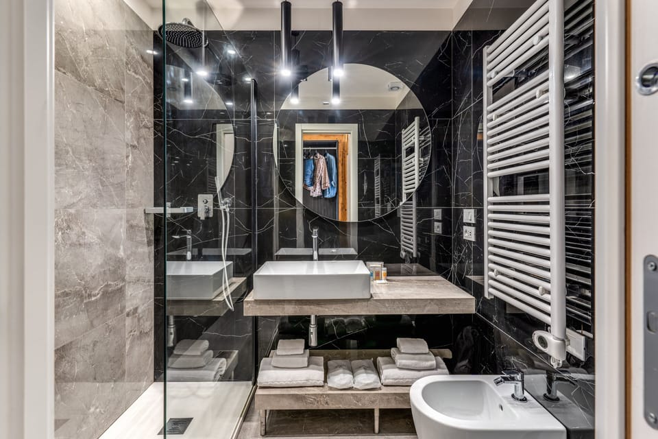 Camera Queen | Bathroom | Shower, free toiletries, hair dryer, bidet