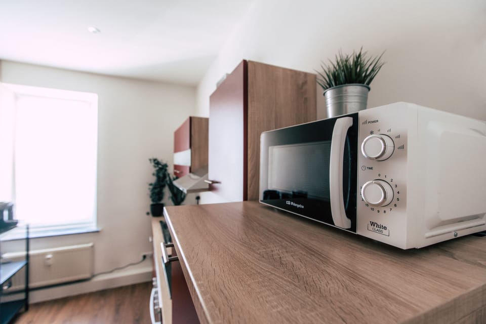 *Midtown* 2-Room Apartment with Kitchen | Private kitchen | Fridge, microwave, oven, stovetop