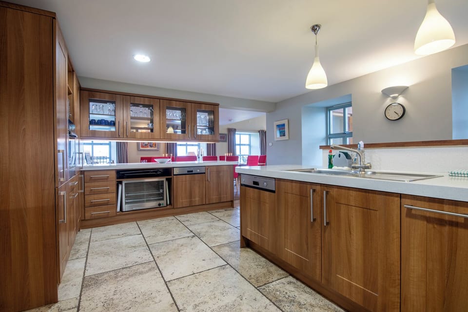Cottage | Private kitchen | Fridge, dishwasher, cookware/dishes/utensils