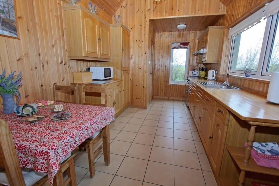 Cottage | Private kitchen | Fridge, dishwasher, cookware/dishes/utensils