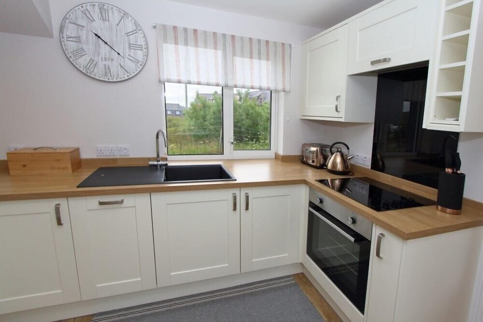 Cottage | Private kitchen | Fridge, dishwasher, cookware/dishes/utensils