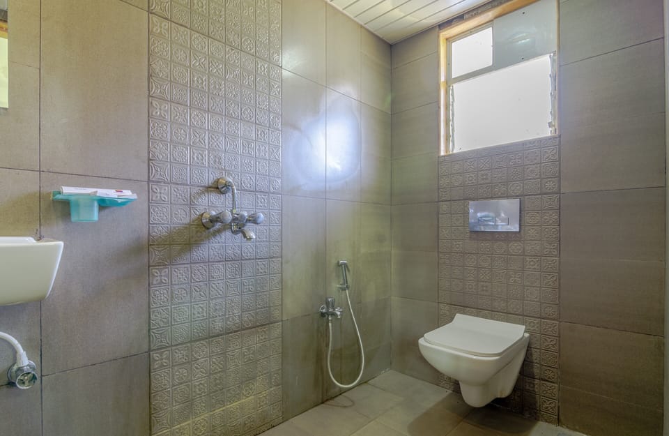 Deluxe Room | Bathroom | Shower, rainfall showerhead, free toiletries, towels