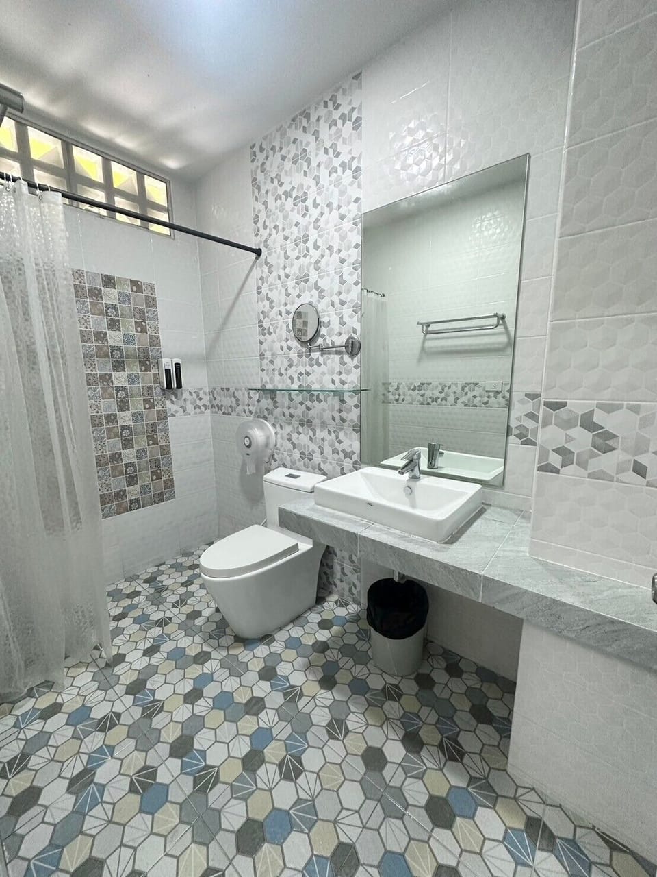 Standard Queen Room | Bathroom | Free toiletries, bathrobes, slippers, towels