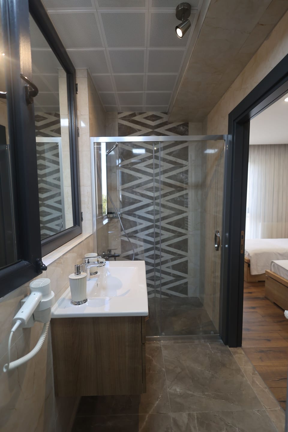 Standard Double or Twin Room | Bathroom | Rainfall showerhead, hair dryer, slippers, towels