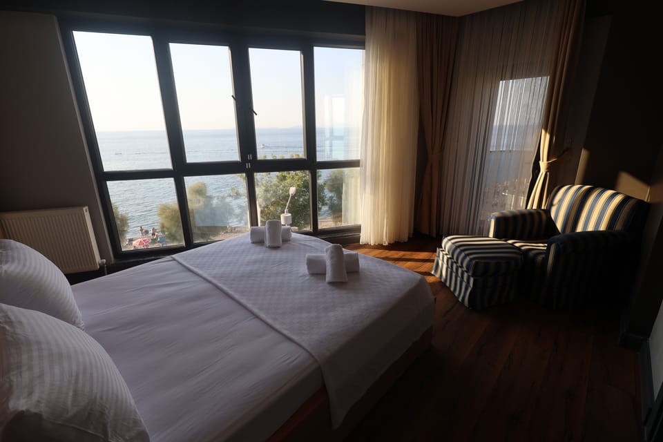 Deluxe Quadruple Room | Minibar (free items), bed sheets