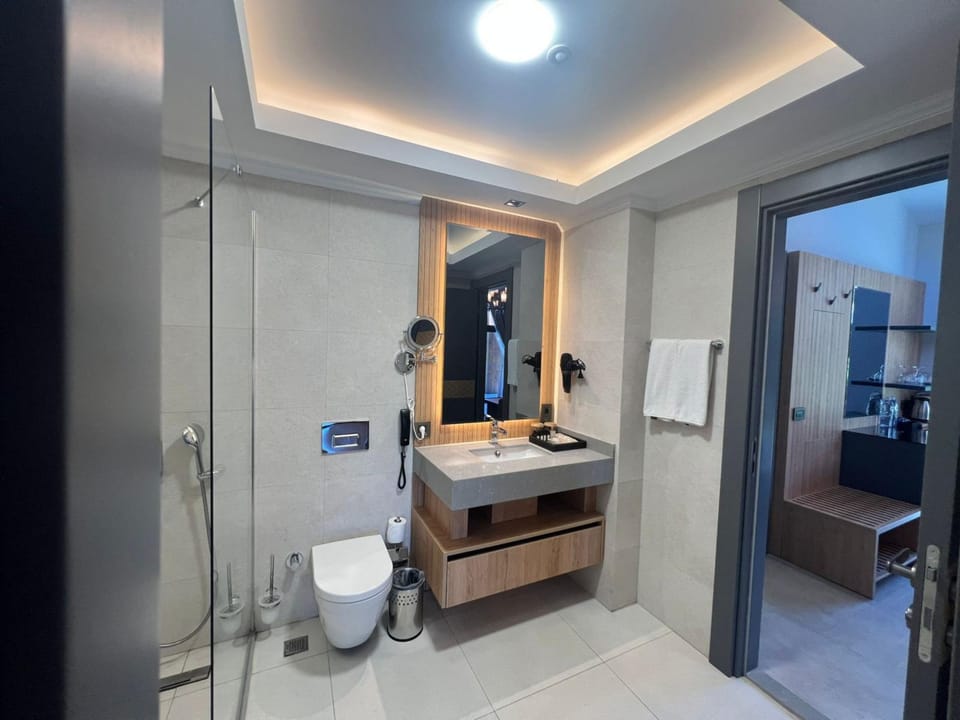 Sheltered Superior Villa 1+1 | Bathroom | Shower, rainfall showerhead, eco-friendly toiletries, hair dryer