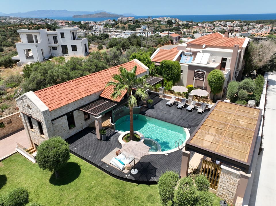 Outdoor pool, free cabanas, pool umbrellas