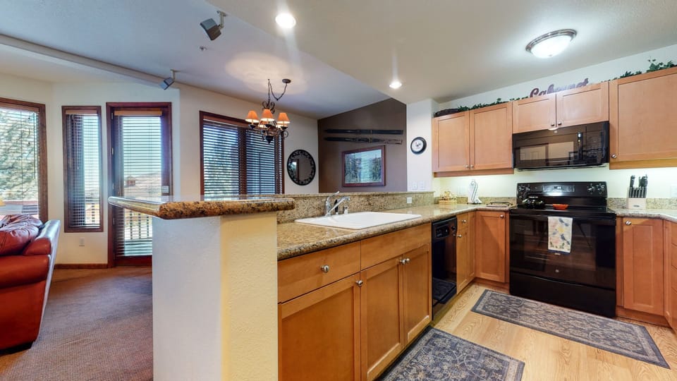 Condo, 2 Bedrooms | Private kitchen | Fridge, oven, coffee/tea maker, toaster