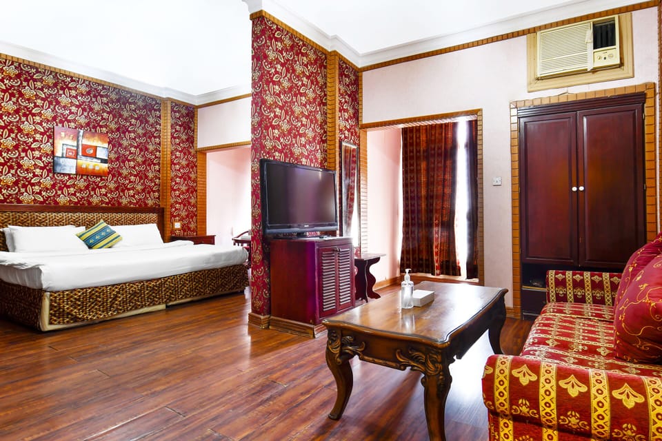 Junior Suite | Desk, WiFi (free), bed sheets