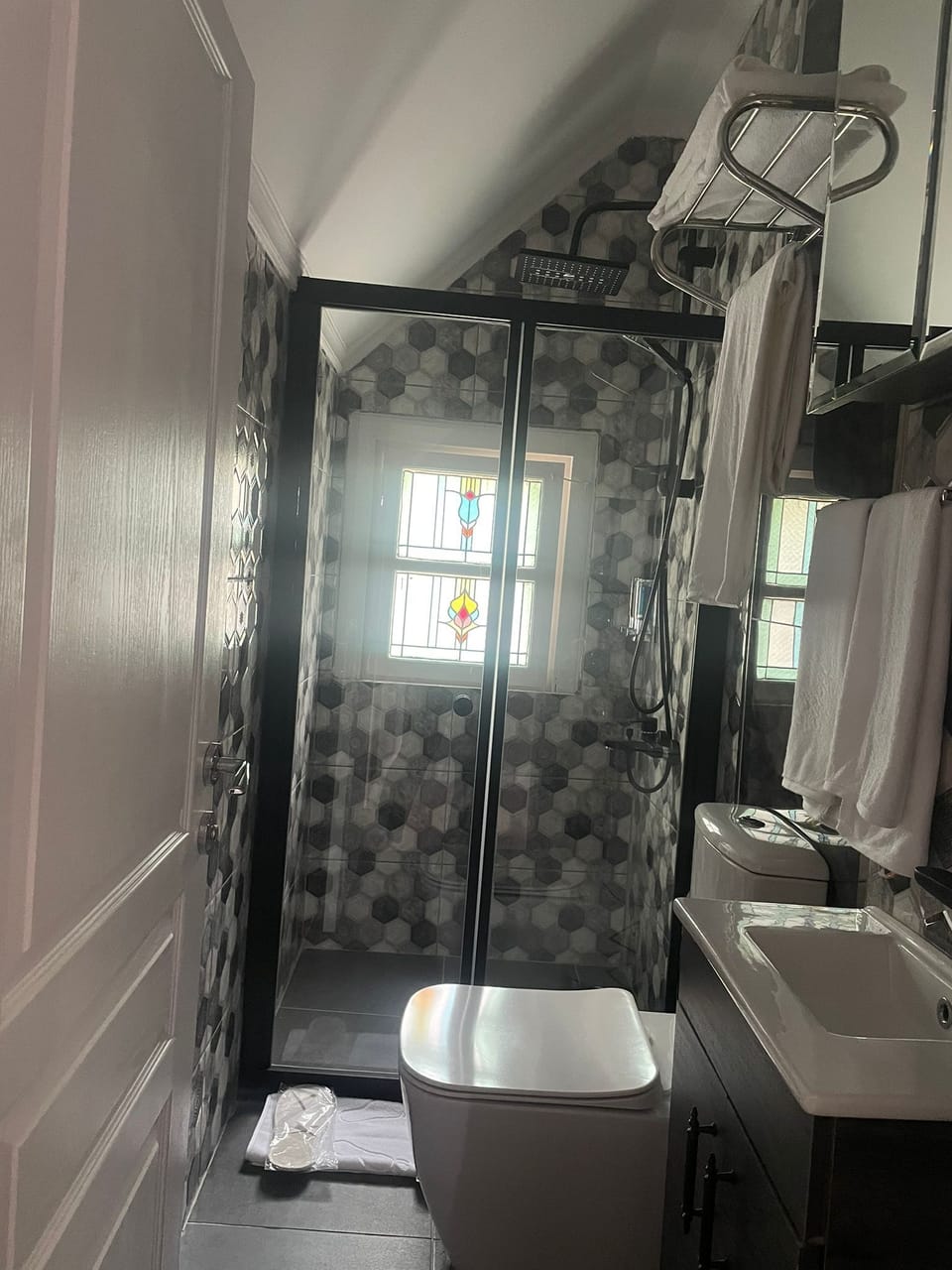 Teras Room | Bathroom | Free toiletries, hair dryer, slippers