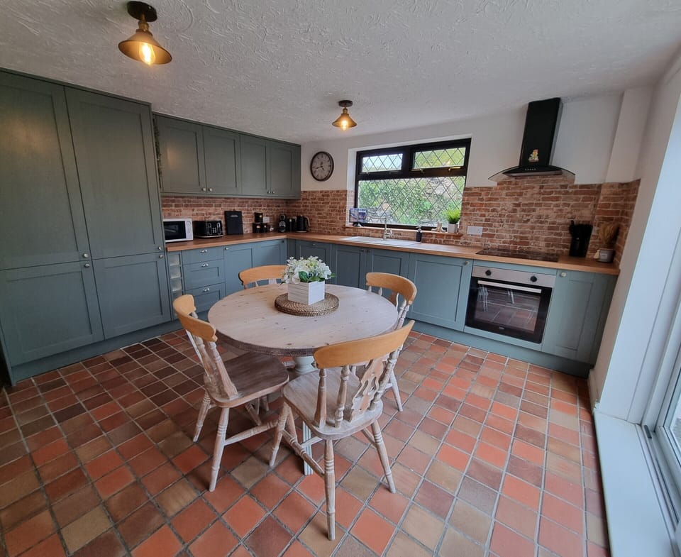 Comfort Cottage, Private Bathroom (Green Cottage) | Shared kitchen | Highchair