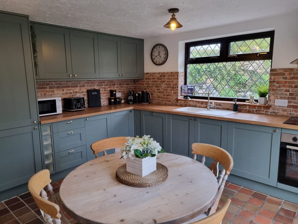 Comfort Cottage, Private Bathroom (Green Cottage) | Shared kitchen | Highchair