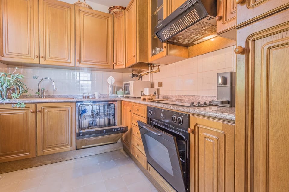 Stovetop, highchair