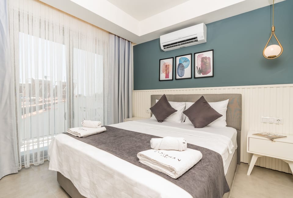 Deluxe Room | Minibar, in-room safe, desk, laptop workspace