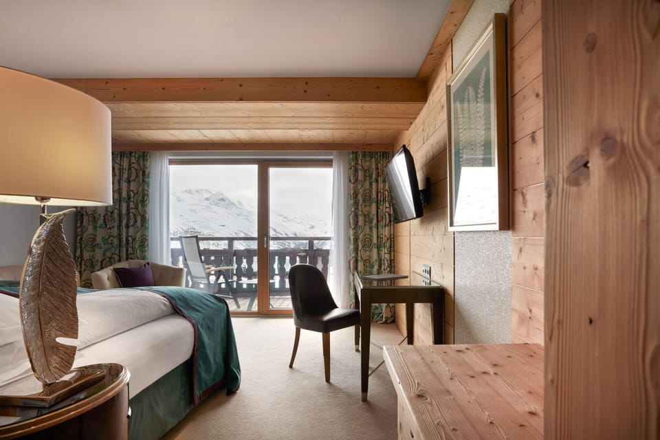 Premium bedding, minibar, in-room safe, iron/ironing board