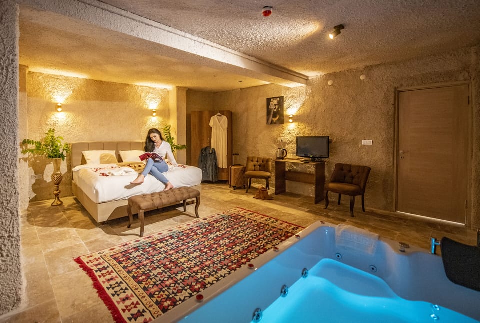 Deluxe Suite, 1 Queen Bed | Individually decorated, individually furnished, laptop workspace