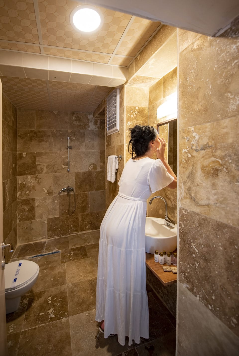 Deluxe Suite, 1 Queen Bed | Bathroom | Slippers, towels