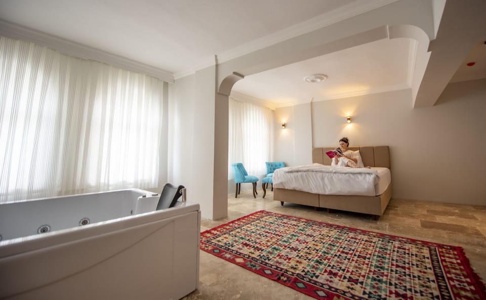 Deluxe Suite, 1 Queen Bed | Individually decorated, individually furnished, laptop workspace
