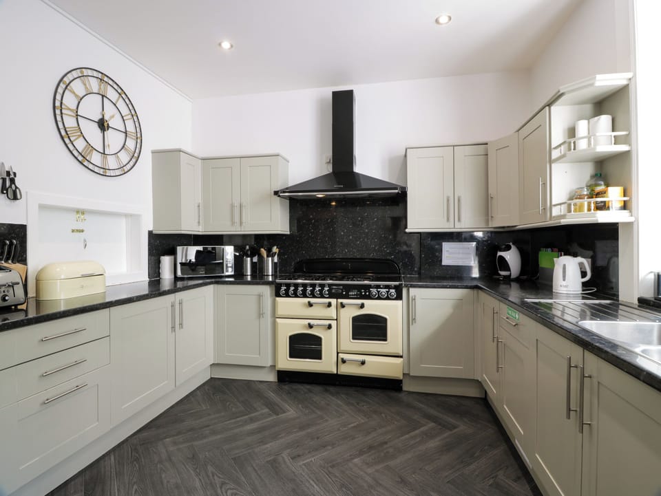 Cottage | Private kitchen | Fridge, dishwasher, electric kettle, toaster
