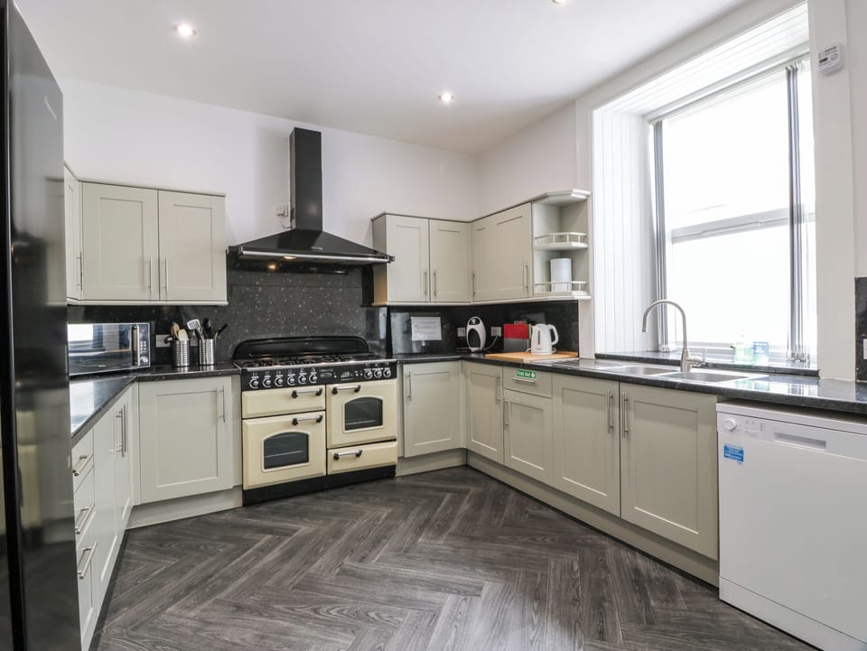 Cottage | Private kitchen | Fridge, dishwasher, electric kettle, toaster