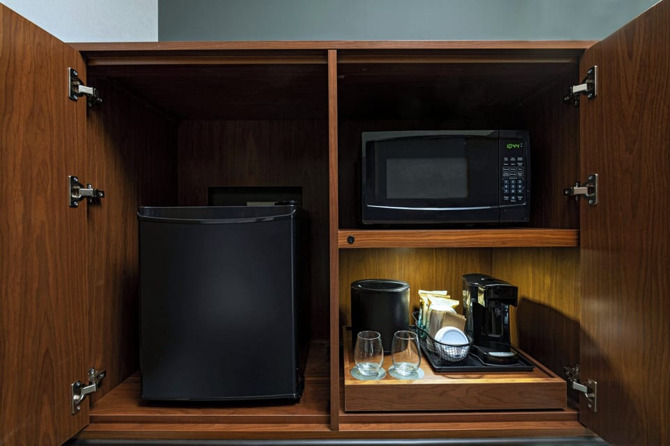 Hypo-allergenic bedding, minibar, desk, bed sheets