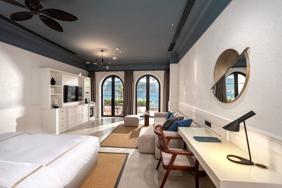 Deluxe Beachfront Room | Egyptian cotton sheets, premium bedding, down comforters, minibar
