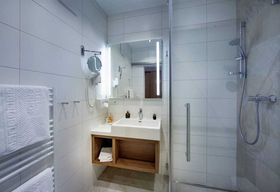 Superior Double Room, 1 King Bed, Balcony, Mountain View | Bathroom | Free toiletries, hair dryer, towels
