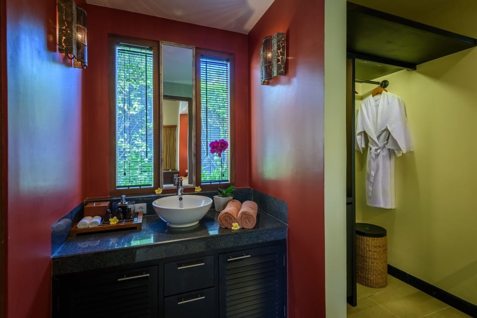 Superior Room (KECAK) | Bathroom | Shower, rainfall showerhead, hair dryer, bathrobes