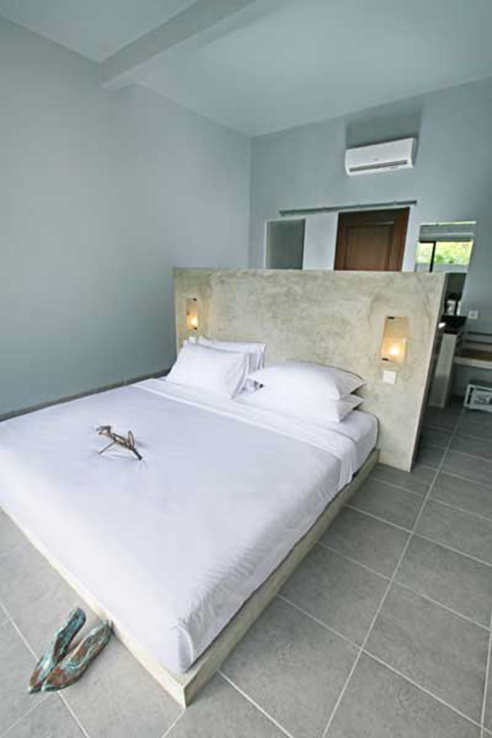 Standard Double Room | Minibar, in-room safe, desk, iron/ironing board