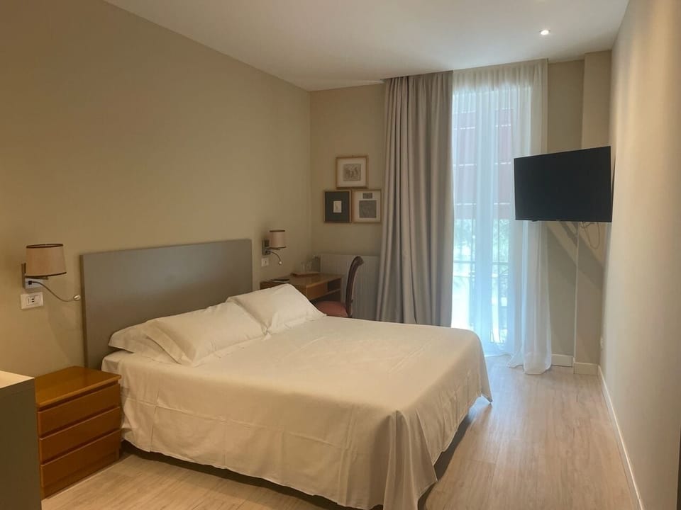 Double or Twin Room | Minibar, in-room safe, blackout drapes, free WiFi