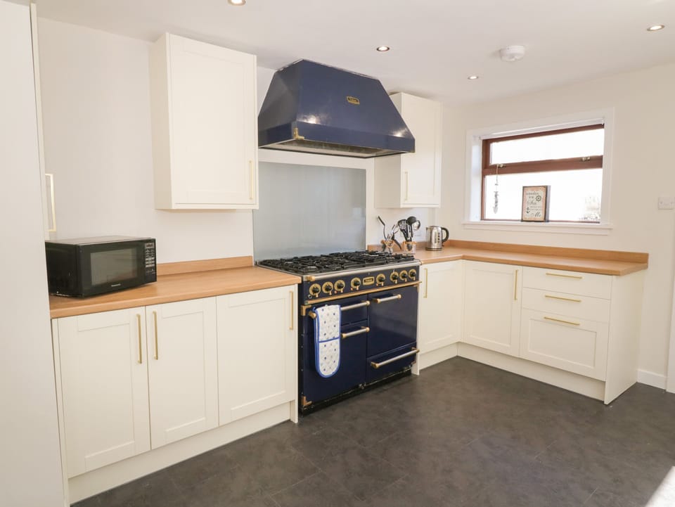 Cottage | Private kitchen | Fridge, dishwasher, electric kettle, toaster