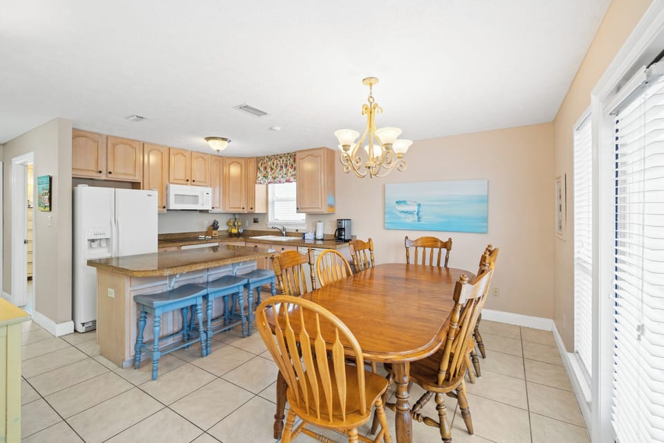 House, 4 Bedrooms, Pool Access | Private kitchen | Coffee/tea maker, dining tables