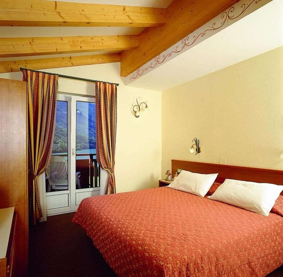 Standard Room, Mountain View | In-room safe, blackout drapes, free WiFi, bed sheets