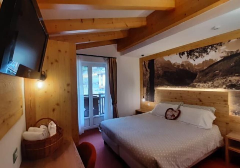 Comfort Room, Mountain View | In-room safe, blackout drapes, free WiFi, bed sheets
