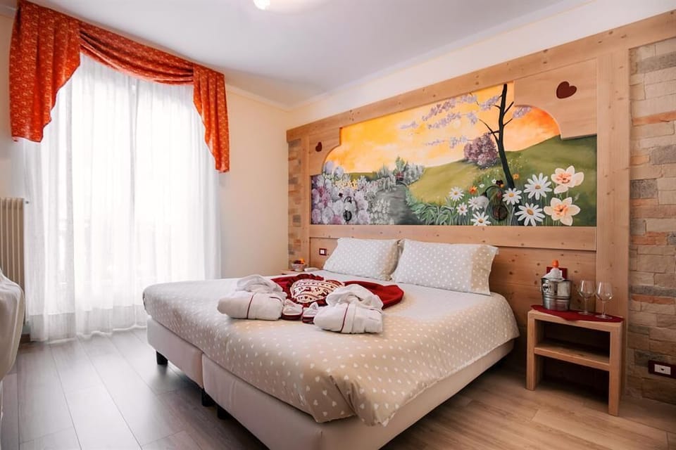 Comfort Room, Mountain View | In-room safe, blackout drapes, free WiFi, bed sheets