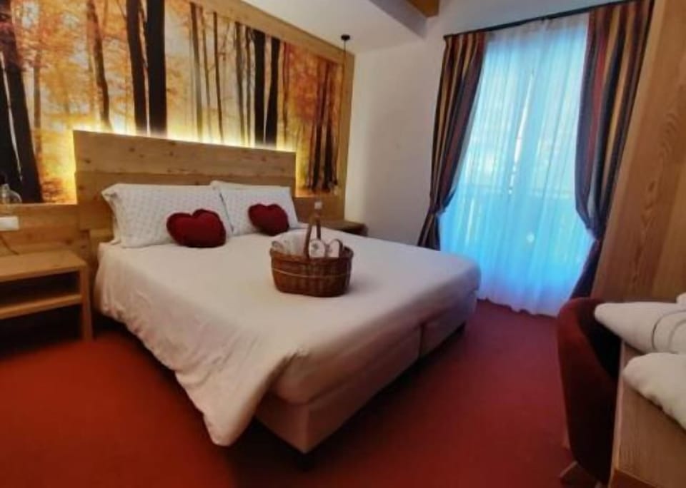 Comfort Room, Lake View | In-room safe, blackout drapes, free WiFi, bed sheets