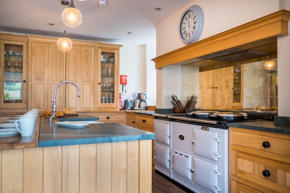 Cottage | Private kitchen | Fridge, dishwasher, electric kettle, toaster