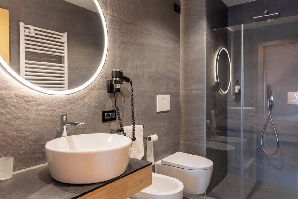 Deluxe Quadruple Room | Bathroom | Free toiletries, hair dryer, bathrobes, slippers