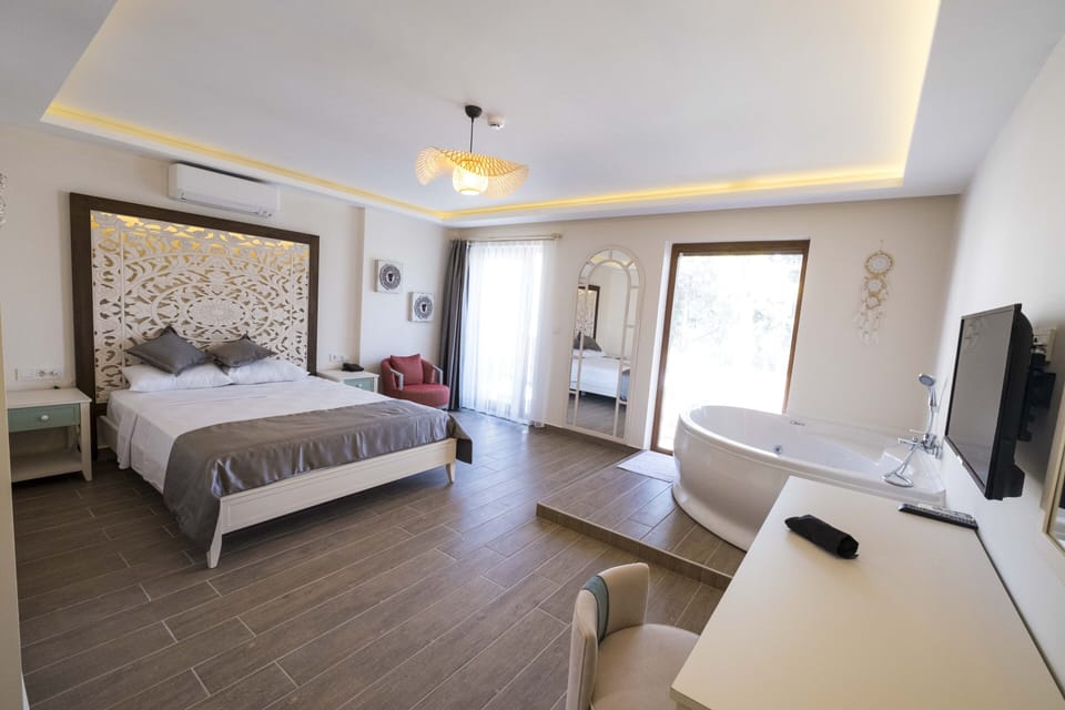 Royal Room | Individually decorated, desk, free WiFi, bed sheets