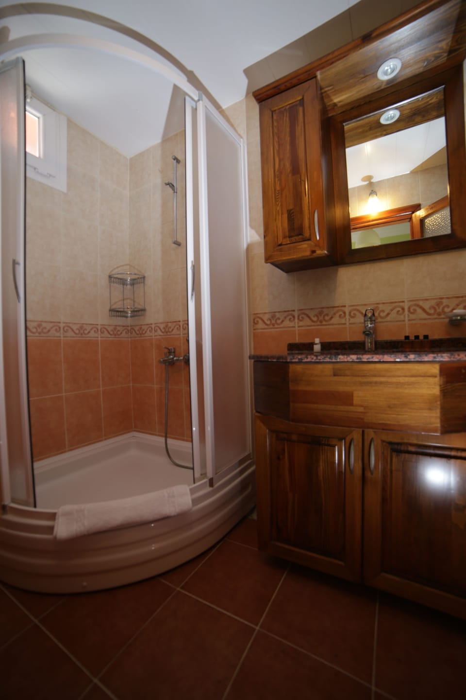 Standard Triple Room | Bathroom | Shower, hair dryer, slippers, bidet