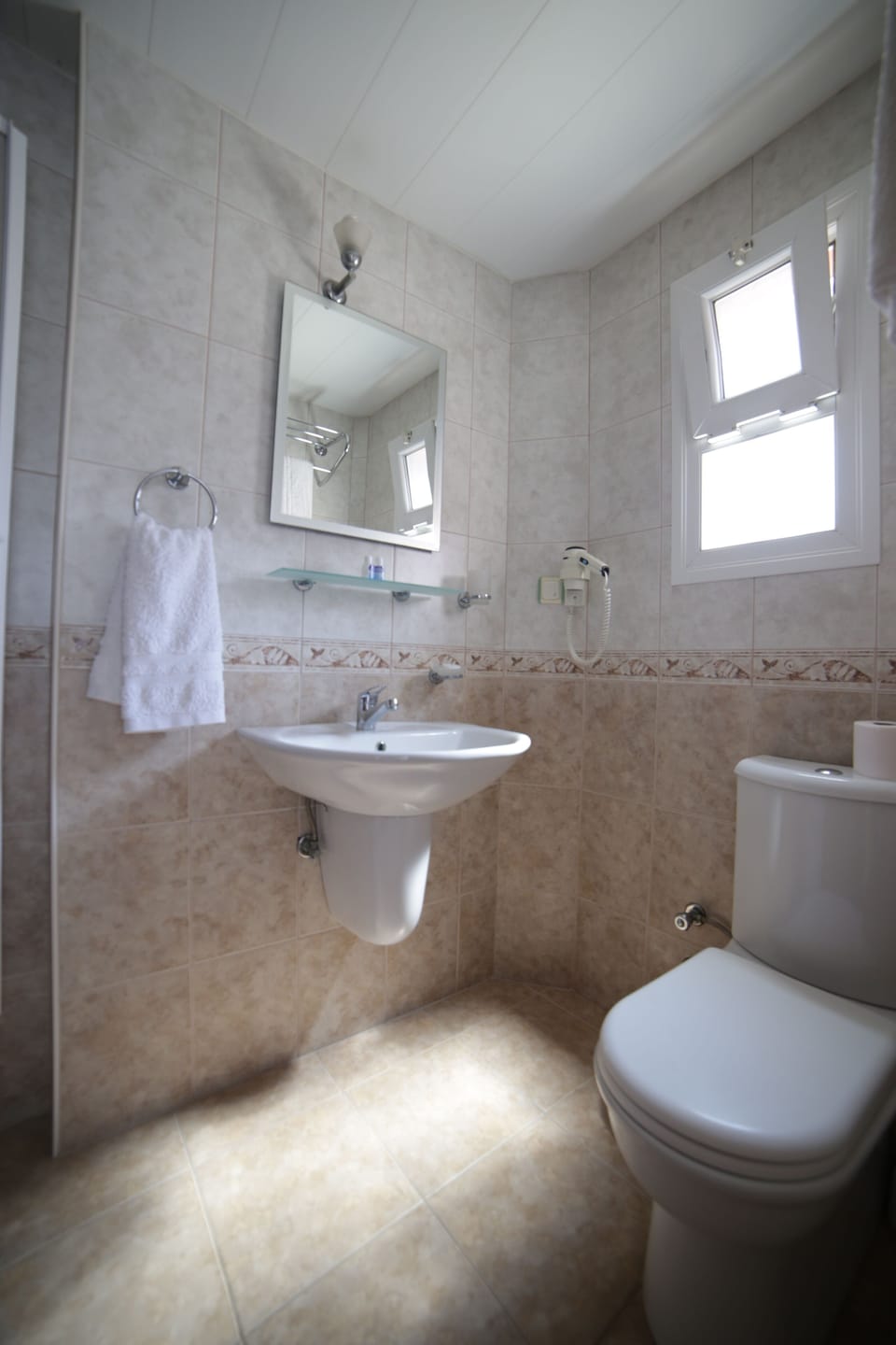 Standard Double Room | Bathroom | Shower, hair dryer, slippers, bidet