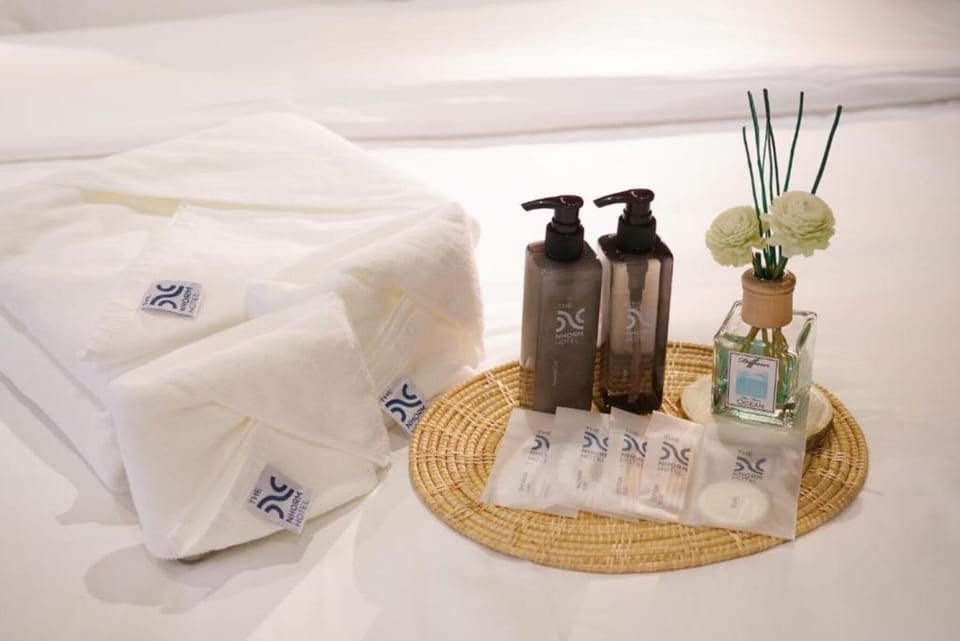 Deluxe Double Room | Bathroom | Shower, rainfall showerhead, free toiletries, hair dryer