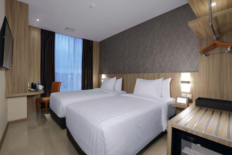 Deluxe | Minibar, in-room safe, desk, laptop workspace